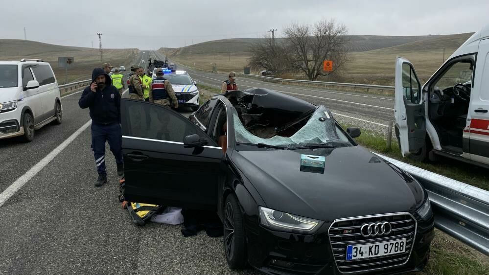 Diyarbakır’da Tırdan Fırlayan Teker Otomobilin Üzerine Düştü: 1 Ölü