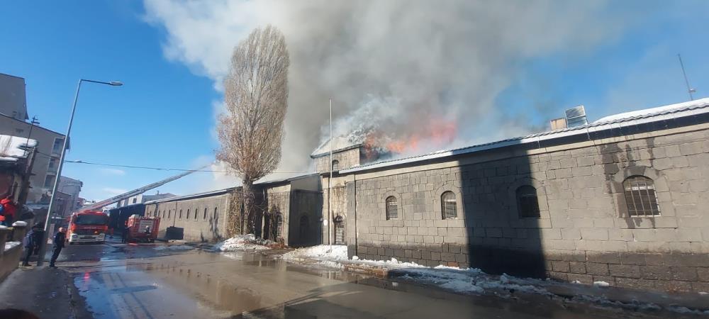 Erzurum’da Askeriye Deposu Olarak Kullanılan Taş Ambarlarda Yangın!