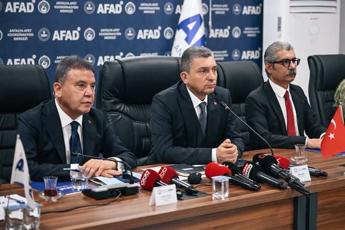 Antalya’da Meteoroloji Genel Müdürlüğü’nün turuncu kodlu uyarısının ardından, taşımalı eğitim kapsamındaki öğrenciler için 1 gün süreyle eğitime ara verildi. 