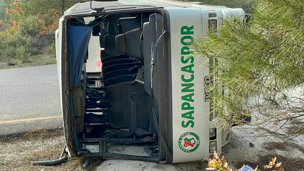 Sakarya'da Öğrenci Midibüsü Devrildi