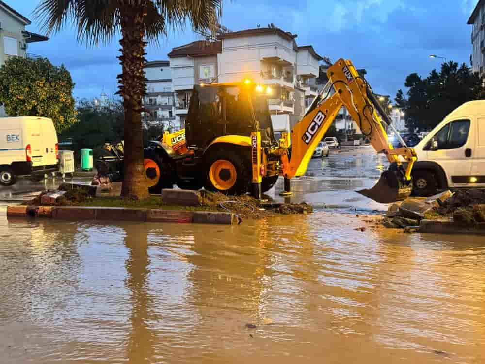 Manavgat’ta Sağanak ve Fırtına Hayatı Felç Etti