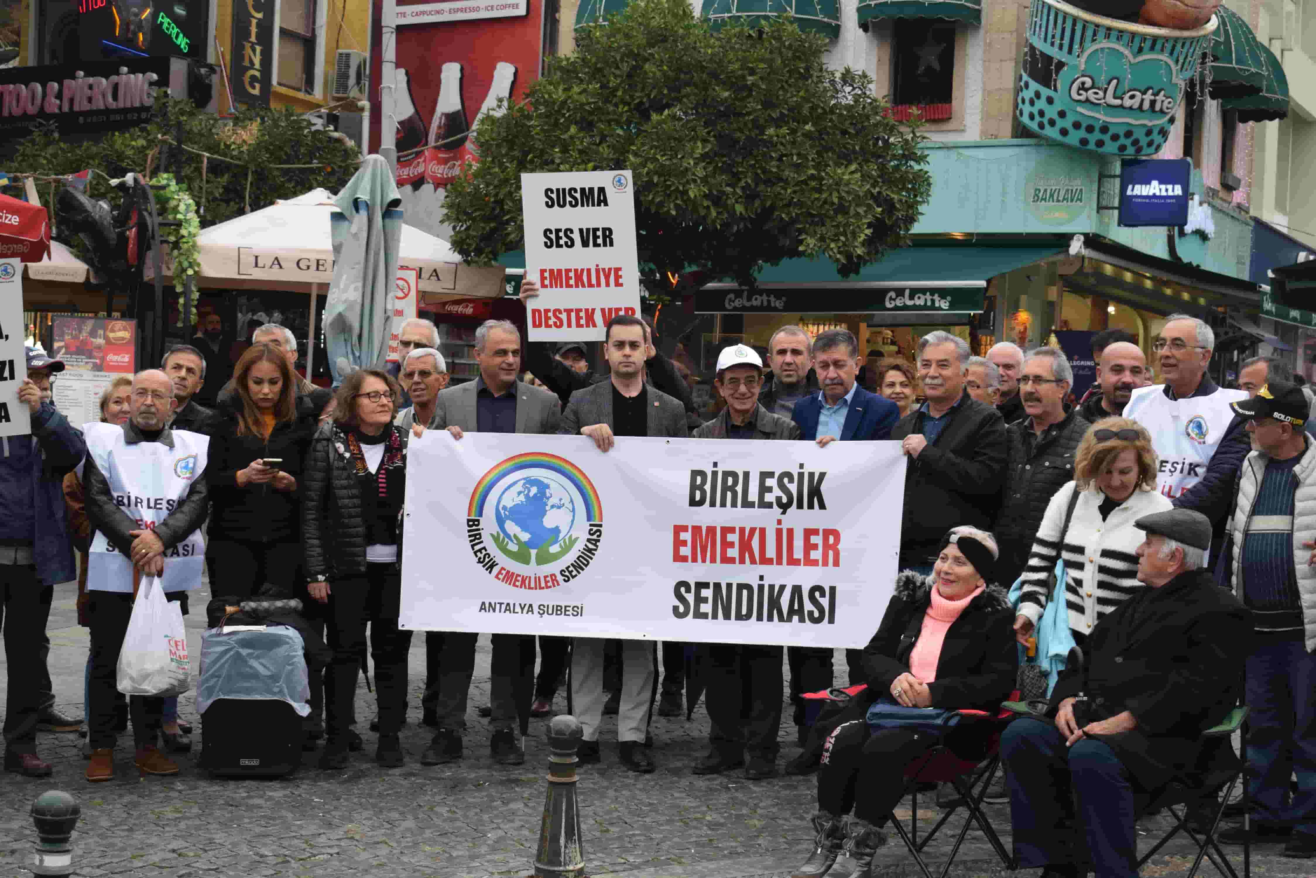 Antalya’da Emekliler Yağmurun Altında Geçinemiyoruz Dedi