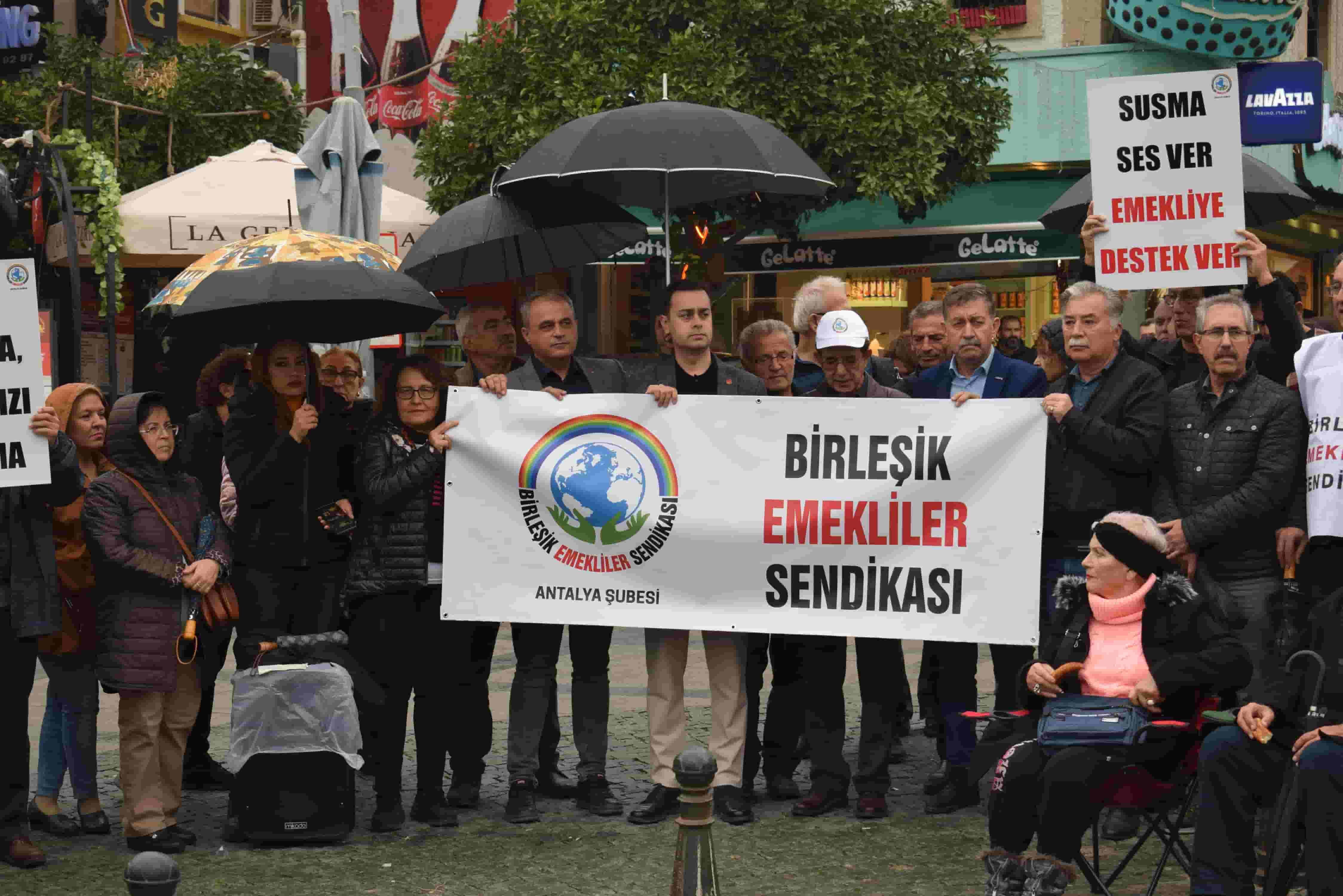 Antalya’da Emekliler Yağmurun Altında Geçinemiyoruz Dedi