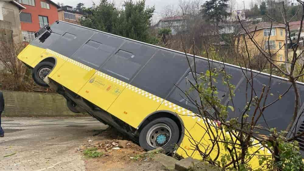 İett Otobüsü Yokuş Aşağı Kayarak Bahçeye Düştü 2 Min