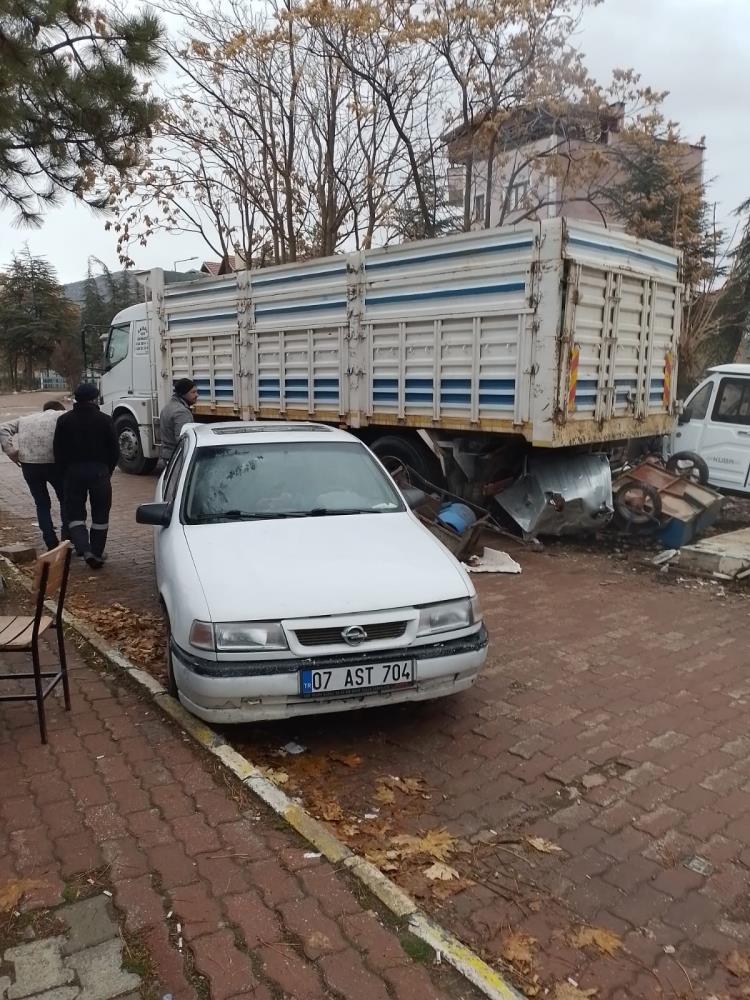 Isparta'da Freni Patlayan Kamyon Önüne Aldığını Götürdü 2