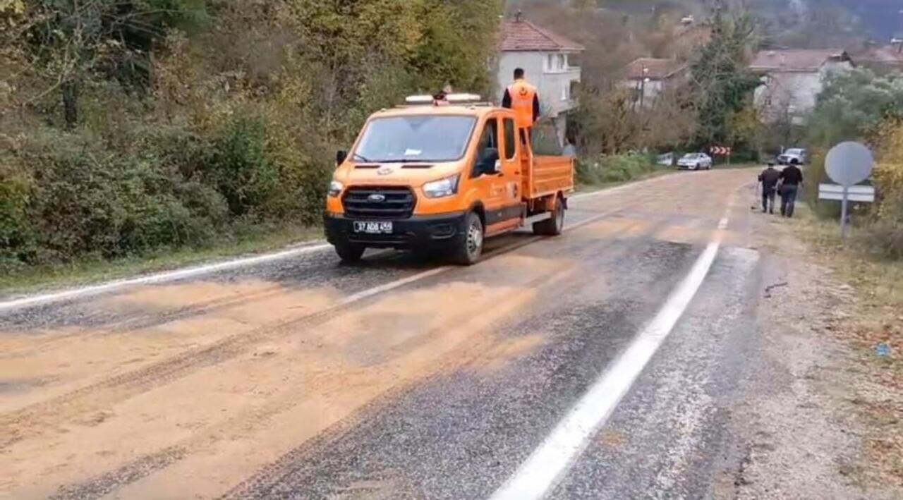 Yola Dökülen Balık Yağı Sürücülere Zor Anlar Yaşattı 2