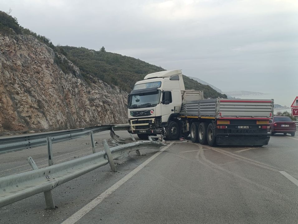 Isparta Eğirdirde T I R Bariyere Çarptı 2