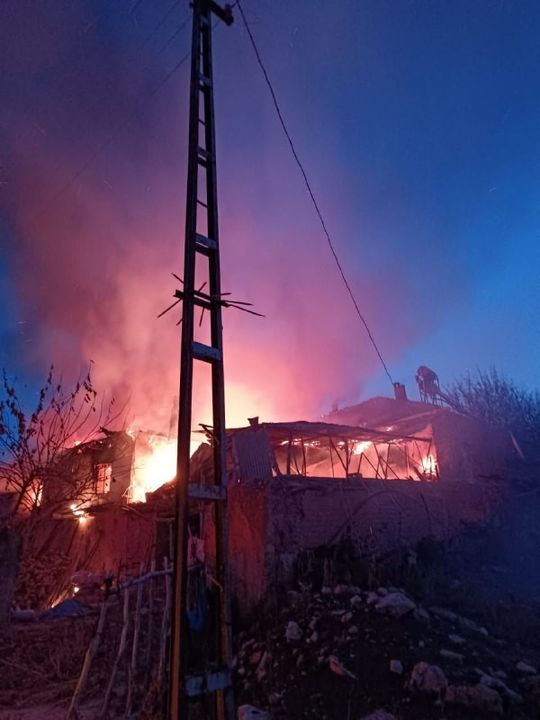 Isparta Kumdanlı Köyünde Alevler İki Evi Küle Çevirdi 3