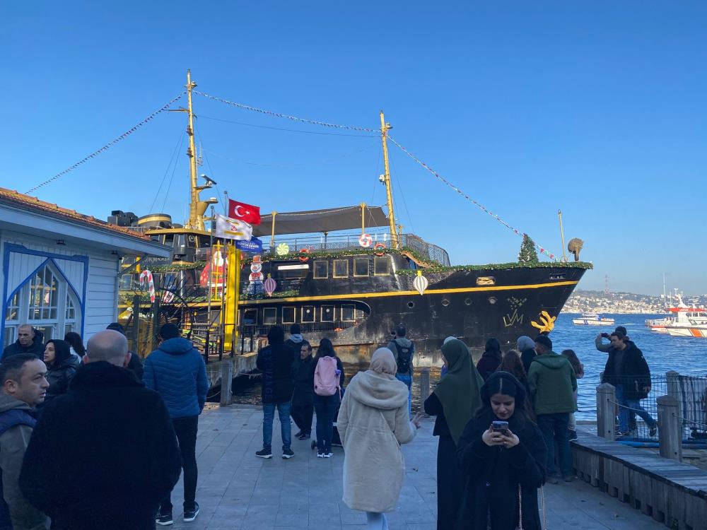 İstanbul Beylerbeyi’nde Tur Teknesinde Yangın Çıktı