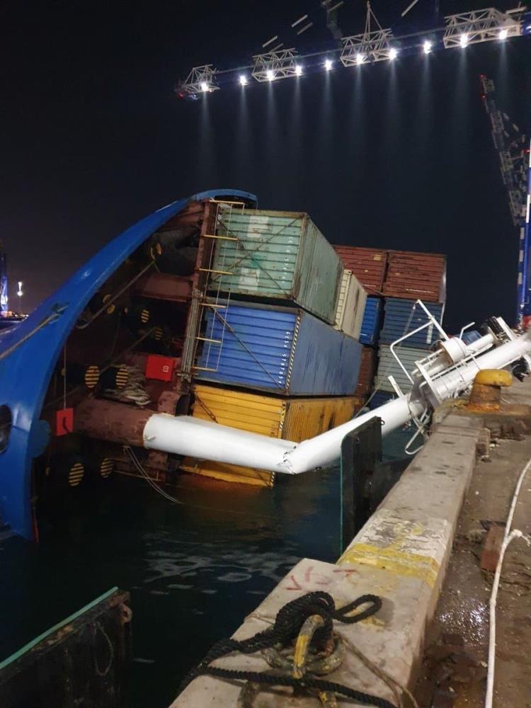 İstanbul Limanı'nda Konteyner Gemisi Yan Yattı