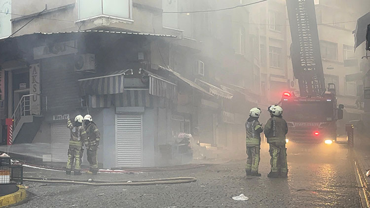 İstanbul'da 4 Katlı Binada Yangın Çıktı