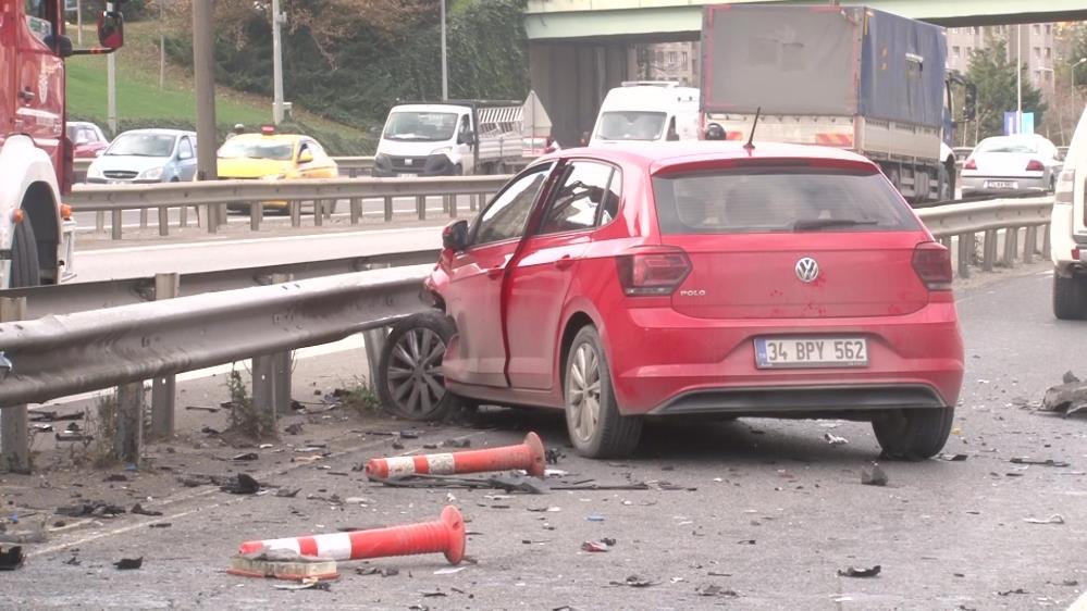 İstanbul'da Otomobil Bariyerlere Ok Gibi Saplandı: 2 Yaralı