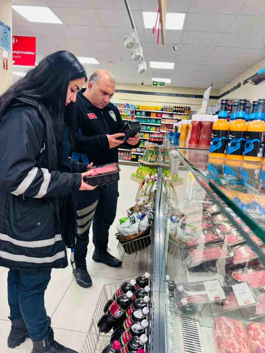 Kemer Belediyesi Zabıta Müdürlüğü Ekipleri, Yılbaşı Öncesinde Market, Kasap Ve Pastaneleri Denetleyerek Vatandaşların Güvenli Alışveriş Yapmalarını Sağlıyo ...