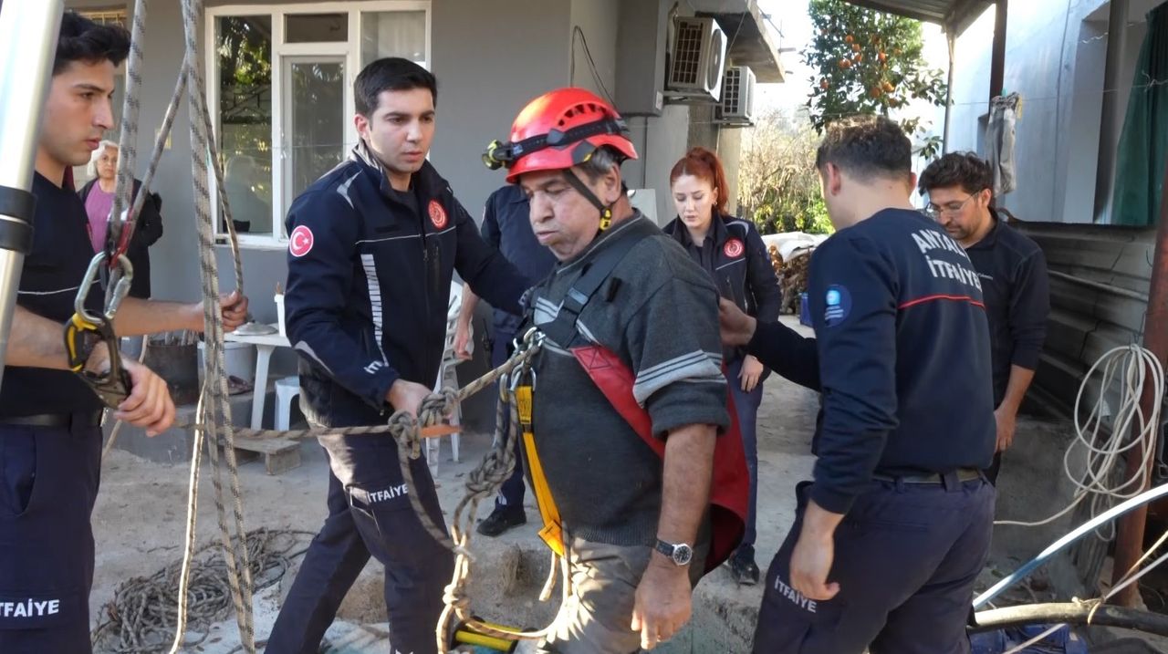 Konyaaltında Yaşlı Adam 10 Metrelik Kuyuda Mahsur Kaldı 3