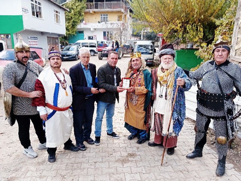 Kral -Karun- Rolüyle- Zeki- Demir’e  -Başarı -Plaketi- Verildi