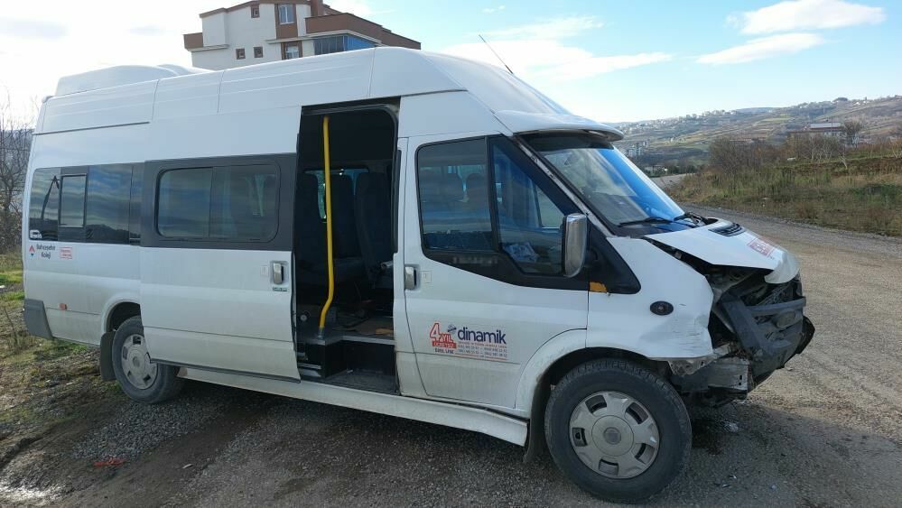 Samsun'da Otomobil İle Servis Çarpıştı: 11'i Öğrenci 16 Yaralı