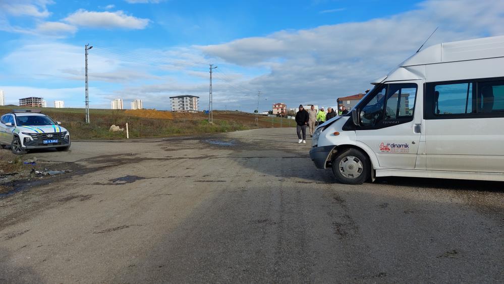 Samsun'da Otomobil İle Servis Çarpıştı: 11'i Öğrenci 16 Yaralı