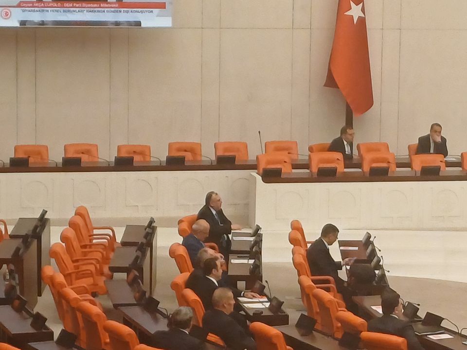 Tek Başına Saadet Grubu Sıralarında Oturdu  2