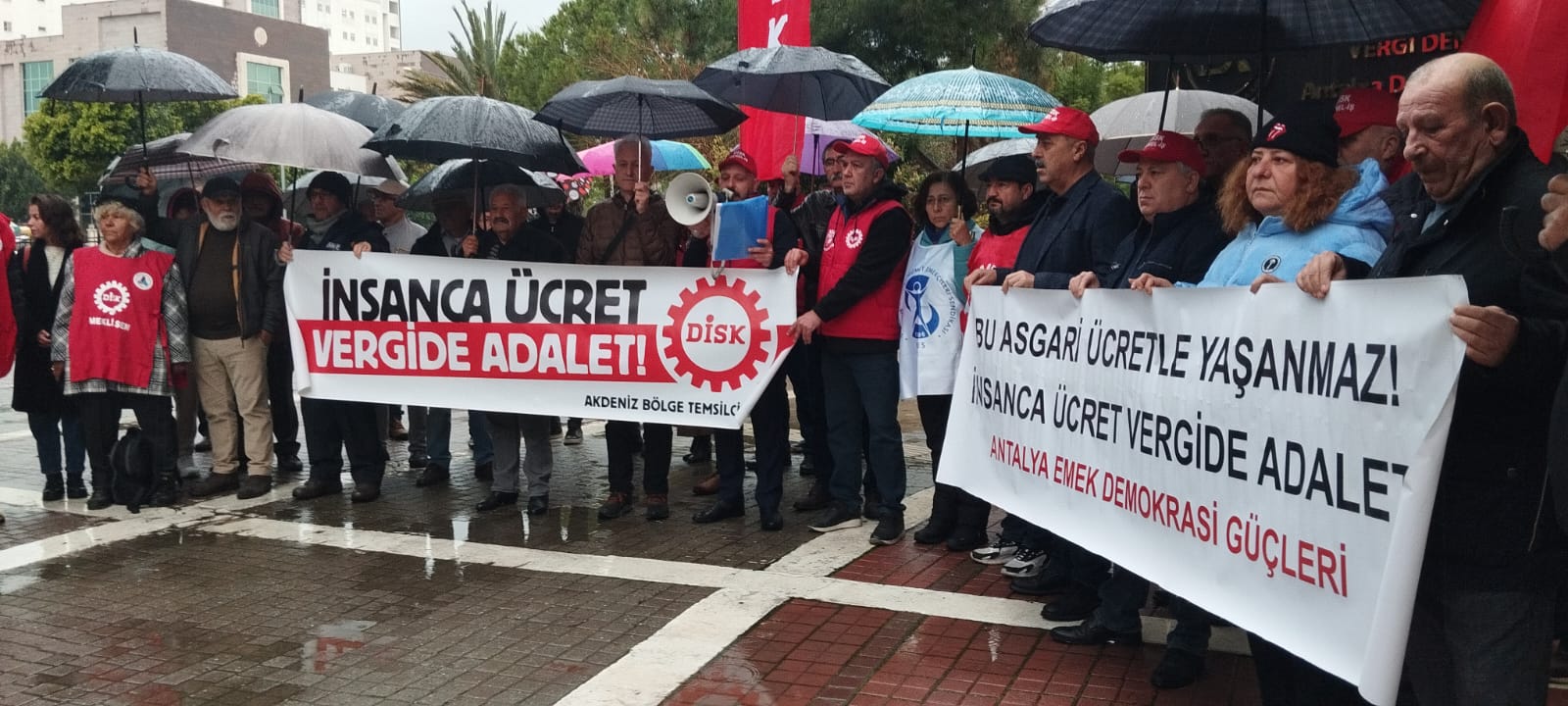 Antalya'da emekçilerden yağmur altında zam protestosu