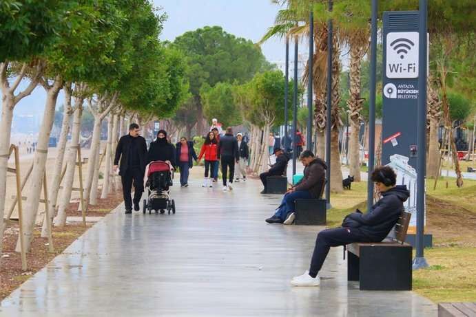 Antalya’da Yağmurlu Hava Denizden Uzaklaştıramadı 