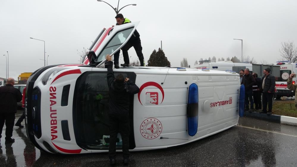 Kütahya'da Hasta Taşıyan Ambulans Devrildi