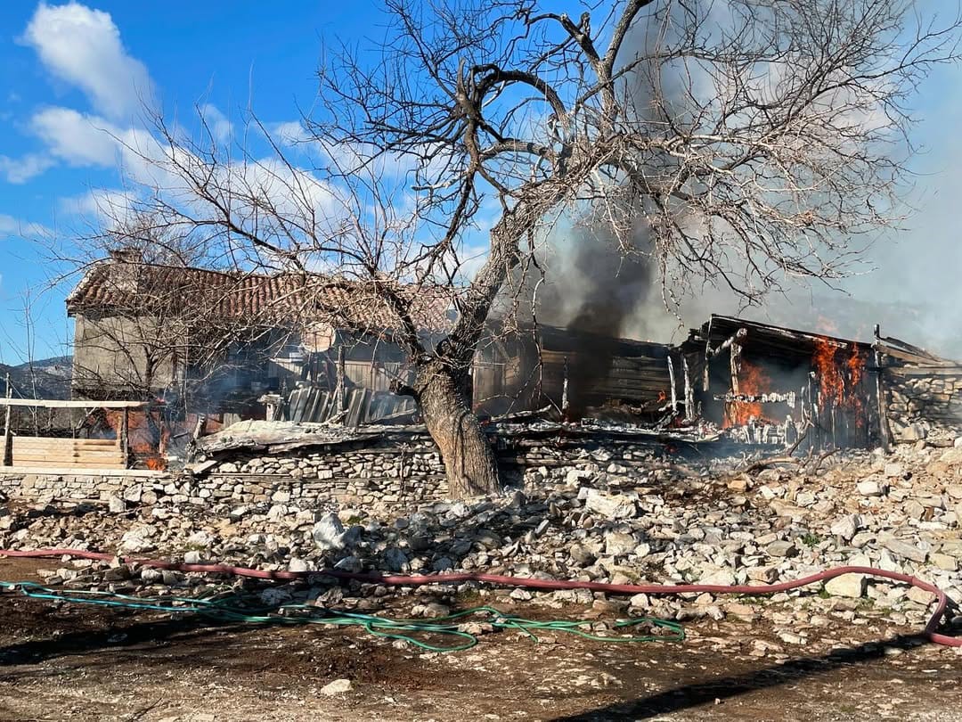 Antalya'da ahırda korkutan yangın