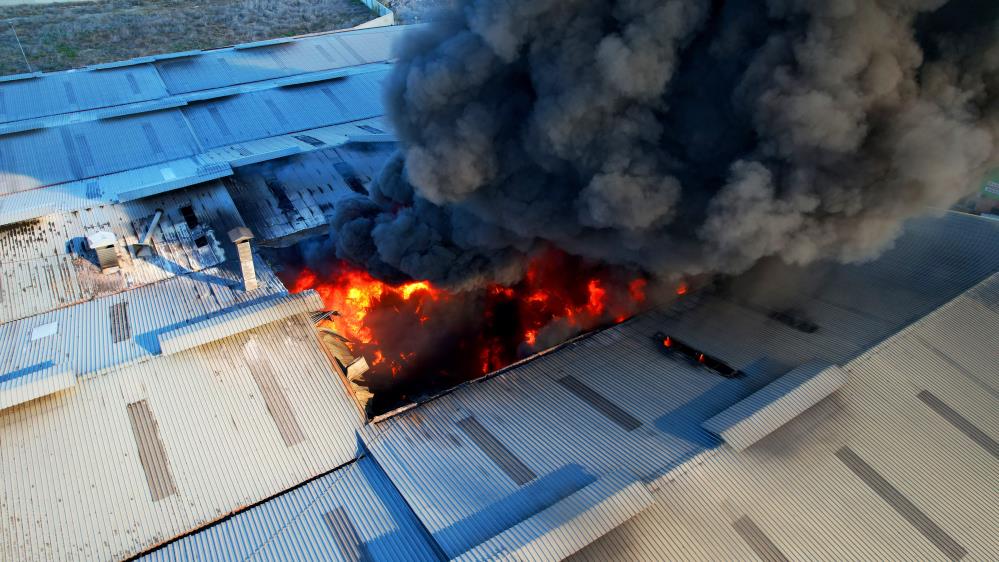 Adana'da Geri Dönüşüm Fabrikasında Yangın! Söndürme Çalışmaları Sürüyor