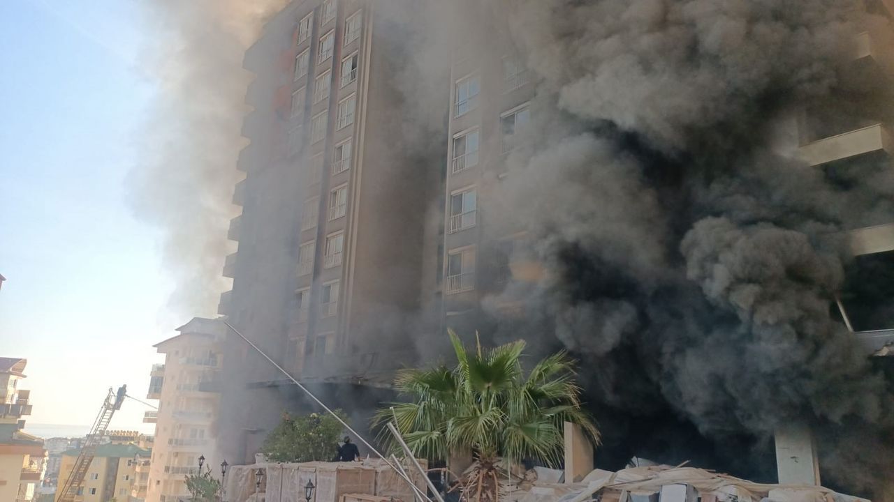 Alanya'da İnşaat Halindeki Otel Yandı  4