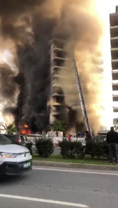 Alanya'da İnşaat Halindeki Otel Yandı! İşçiler Mahsur Kaldı 3