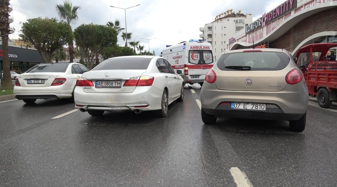 Alanya'da Otomobille Çarpışan Genç Motosikletli Yaralandı 3