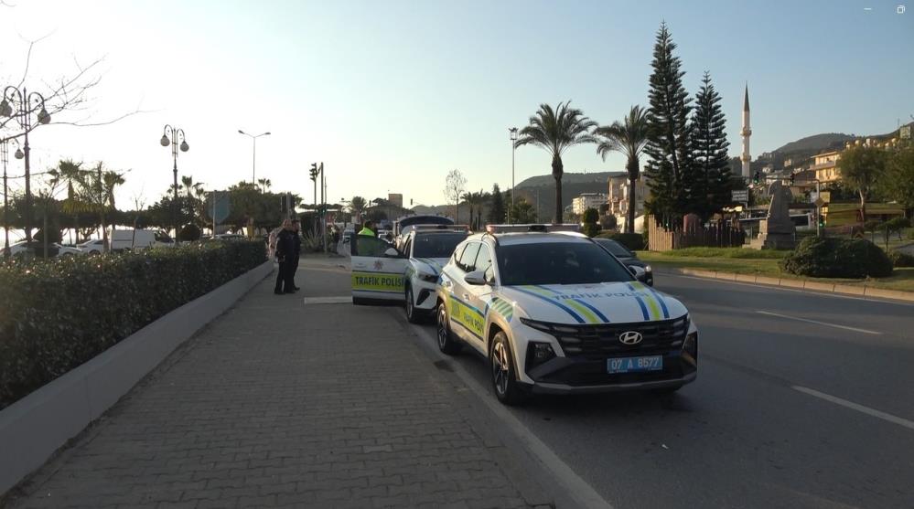 Alanya'da Tırın Çarptığı Motosikletteki Yaşlı Adam Ağır Yaralandı