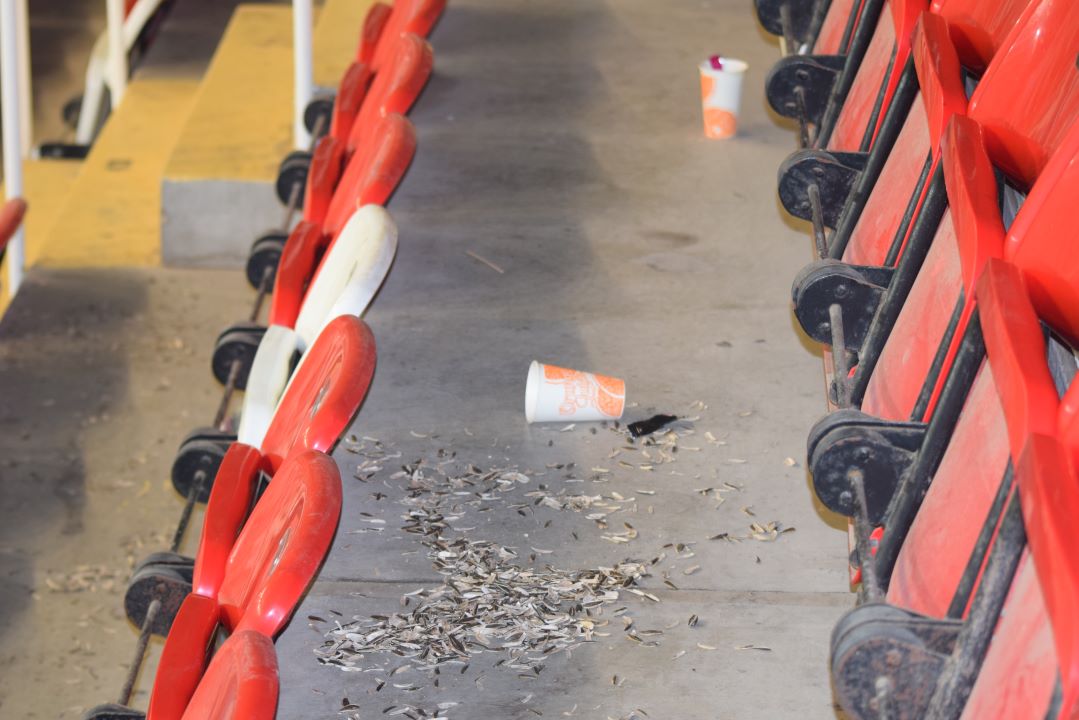 Antalya Stadyumu’nda Şok Görüntüler! Tel Tel Dökülüyor