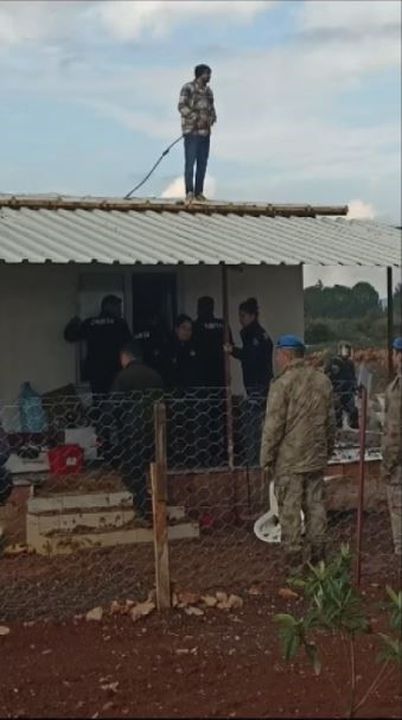 Antalya'da Eline Orak Alıp Çatıya Çıkan Vatandaş Yıkıma Direndi 4