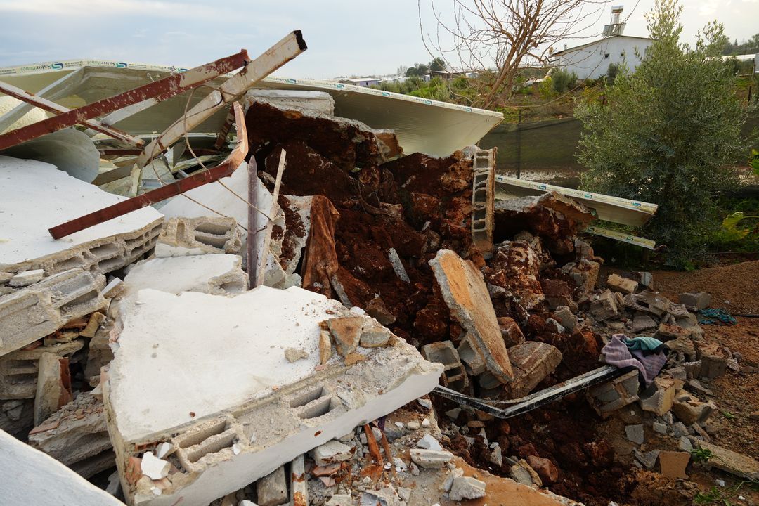 Antalya'da Eline Orak Alıp Çatıya Çıkan Vatandaş Yıkıma Direndi 5