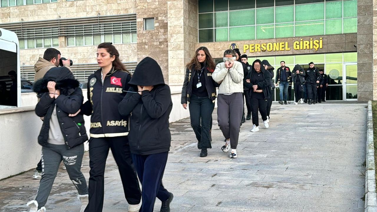 Antalya'da Fhuş Çetesinin Oyunu Bozuldu! Kadınlara 'Kutu' Diyorlarmış 2