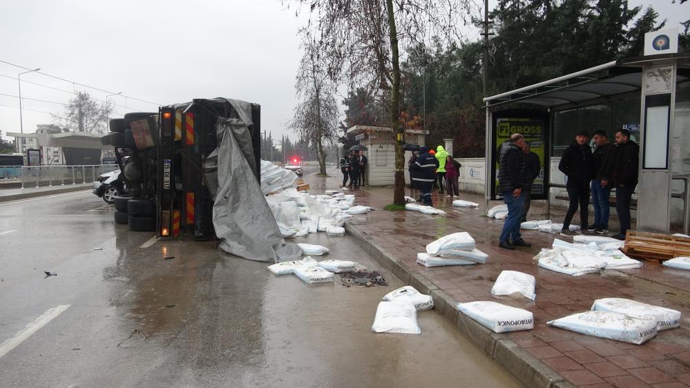  Antalya'da Gübre Yüklü Kamyon Otomobili Sürükleyip Devrildi