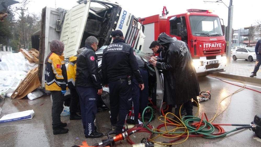  Antalya'da Gübre Yüklü Kamyon Otomobili Sürükleyip Devrildi