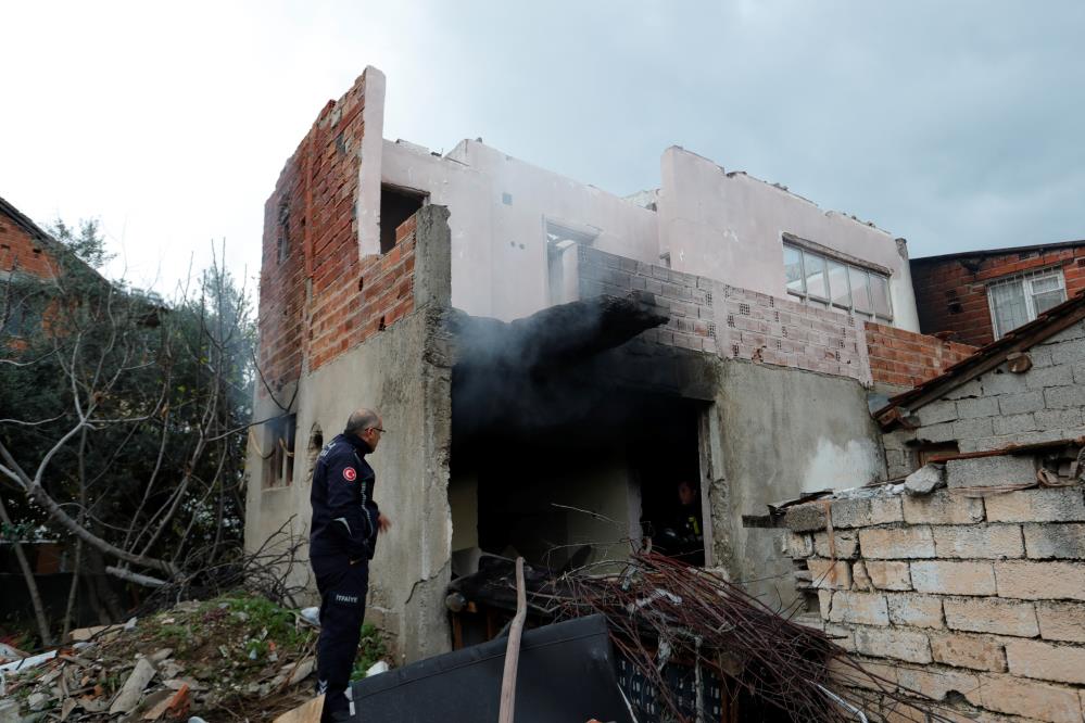 Antalya’da Kullanılmayan Gecekonduda Çıkan Yangın Kısa Sürede Söndürüldü