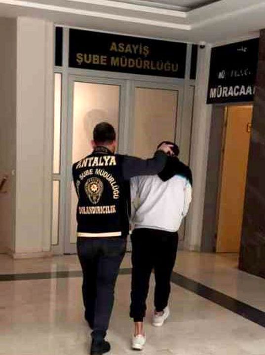 Antalya'da 'Polisiz' Diyerek Altınlarını Çaldılar! 2 Şüpheli Tutuklandı 2