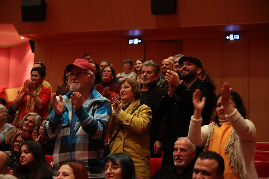 Antalya'da Sahnelenen Hikmet'in Oğlu Gösterisi Ayakta Alkışlandı 3