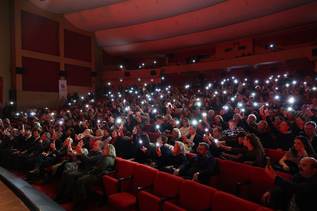 Antalya'da Sahnelenen Hikmet'in Oğlu Gösterisi Ayakta Alkışlandı 6