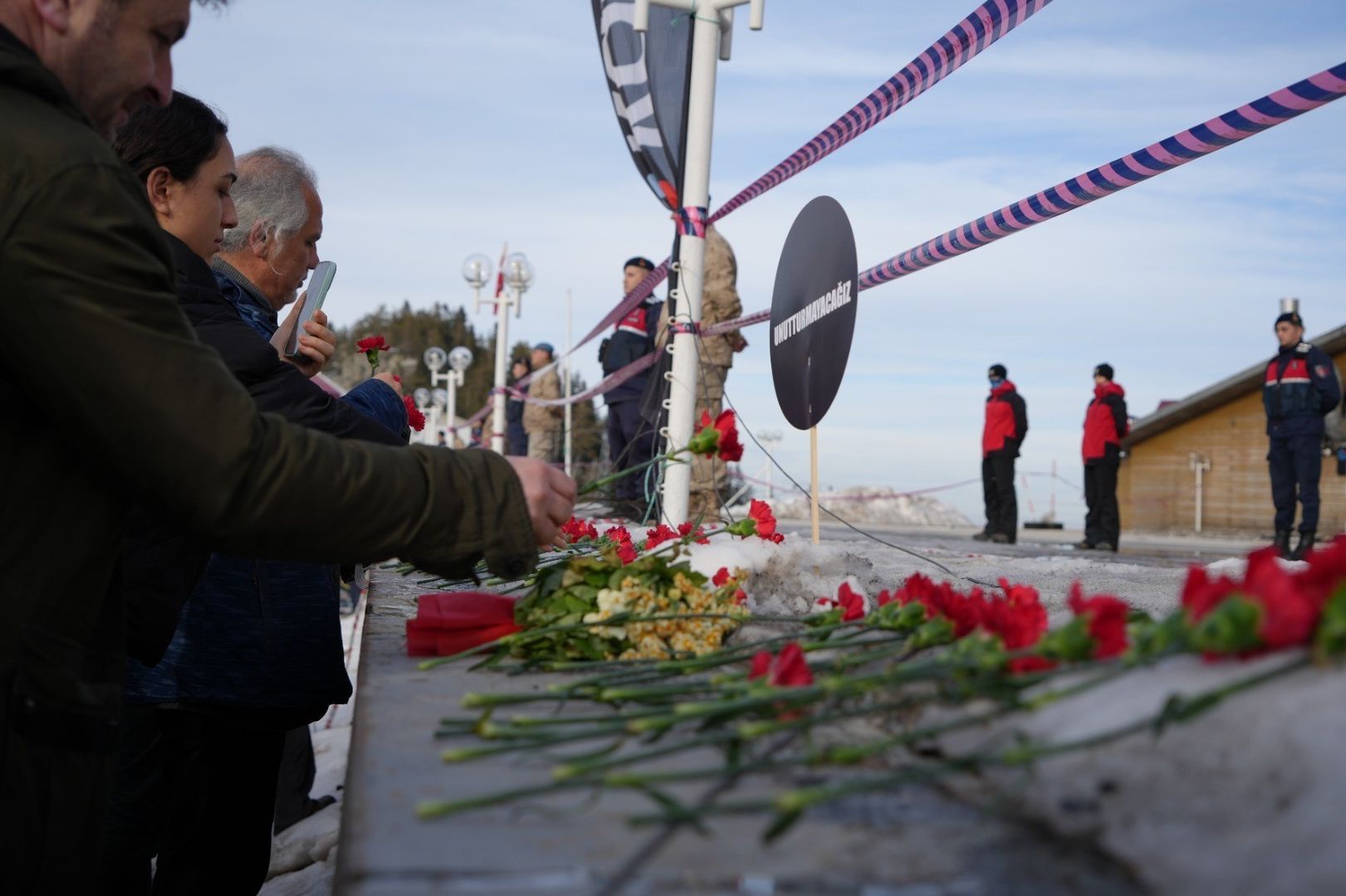 Bolu Kartalkaya’daki Otel Yangınında Yiten Canlar Anıldı  3