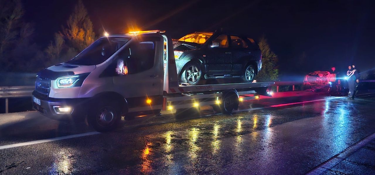 Bucak'ta Çarpışan Araçlardan Biri Hurdaya Döndü 6 Yaralı Var 2