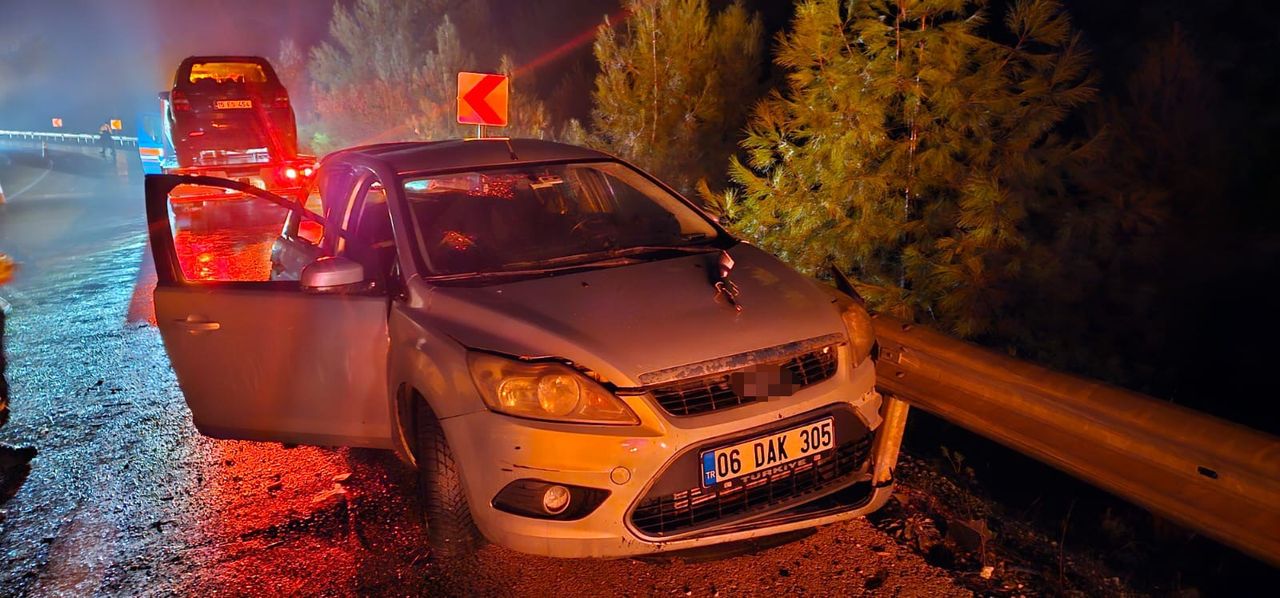 Bucak'ta Çarpışan Araçlardan Biri Hurdaya Döndü 6 Yaralı Var 3