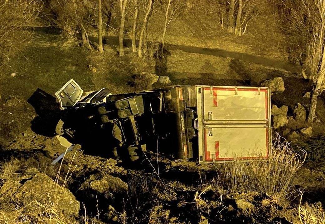 Burdur Antalya Yolunda Kamyon Metrelerce Aşağı Uçtu 2