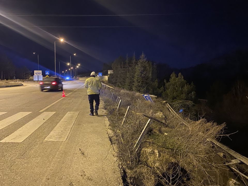 Burdur Antalya Yolunda Kamyon Metrelerce Aşağı Uçtu 3