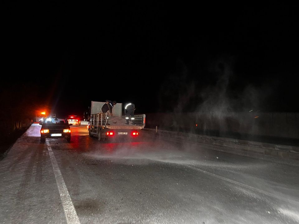 Burdur Bucak'ta Gizli Buzlanma Kazası! Araç Taklalar Attı  3