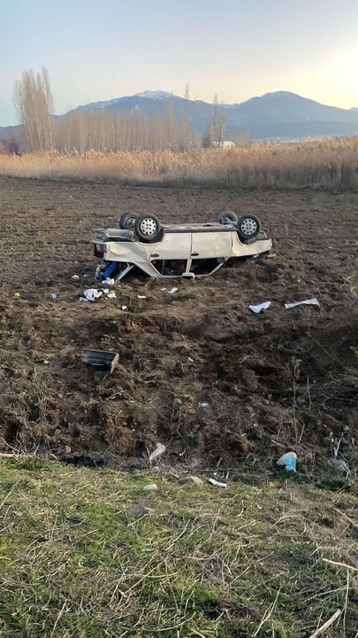 Burdur Gölhisar'da Sollanan Araç Tarlaya Uçtu 1'I Çocuk 4 Yaralı  5