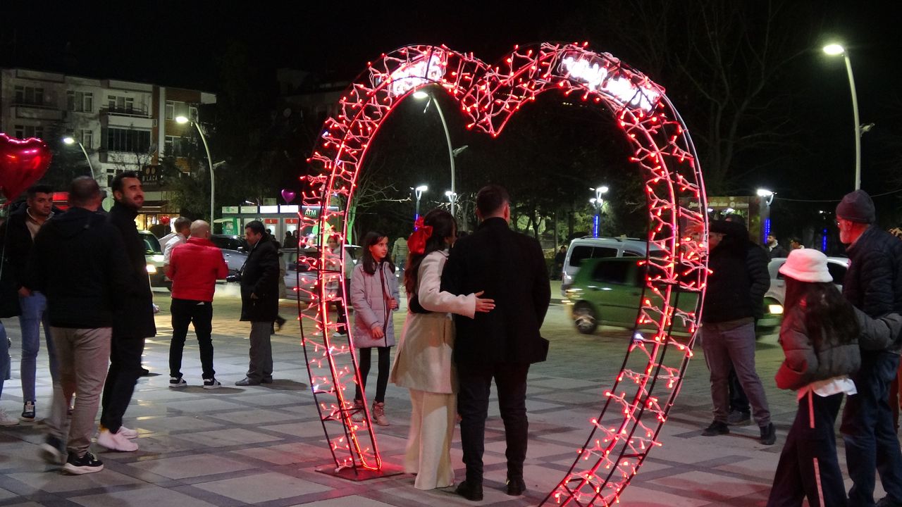 Burdur'da Yılbaşı Kutlamalarının Adresi Cumhuriyet Meydanı Oldu 2