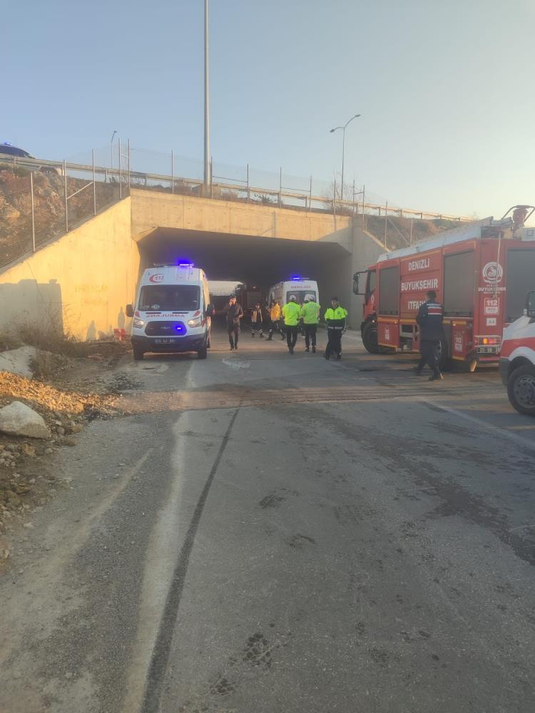 Denizli'de İşçi Taşıyan Midibüs Kaza Yaptı! Öl* ve Yaralılar Var